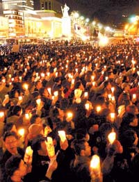 【附图】韩民众数万人烛光集会 敦促布什道歉