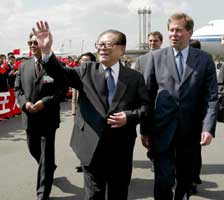 江主席抵达圣彼得堡 出席上海合作组织元首峰
