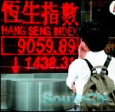 1997年10月:亚洲金融风暴袭击香港-,
