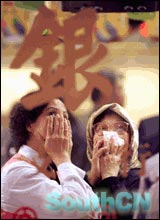 1997年10月:亚洲金融风暴袭击香港-,
