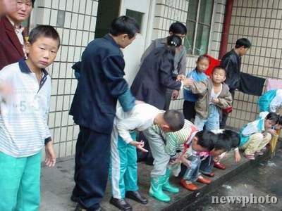 江西乐平4小学数百学生今早食物中毒被抢救